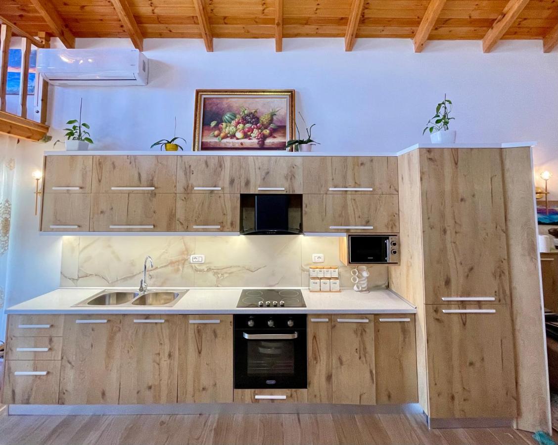 River Escape Villa - Private Beach, Scenic View & Bbq Tepelene Bagian luar foto